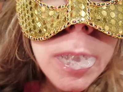 Loira madura em ver filme pornô com atriz brasileira lingerie sexy brincando com brinquedos