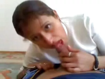 Uma garota com peitos grandes está aqui quero ver o filme pornô brasileiro