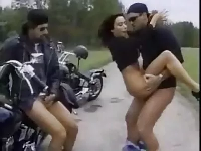 Tão quero ver o filme pornô brasileiro linda namorada loira fodendo forte na bunda domingo de manhã, aproveite