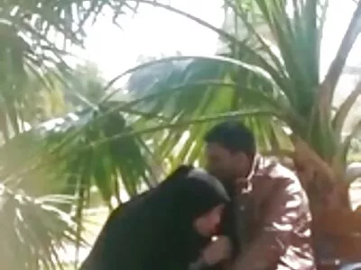 Loira com peitos pequenos chupando quero ver o vídeo pornô brasileiro pau na frente da webcam