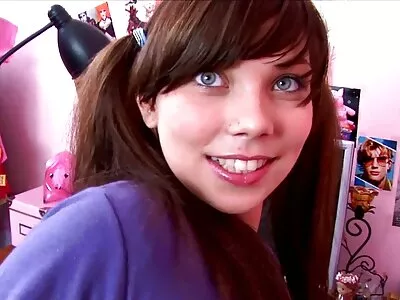 Uma loira está ver vídeo pornô das brasileiras tirando o biquíni