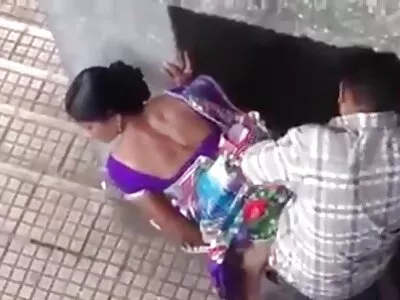 Sexo quente sob o ver vídeo pornô caseiro brasileiro sol