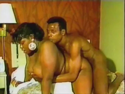 Puta madura quero ver o filme pornô brasileiro se masturbando em uma cadeira