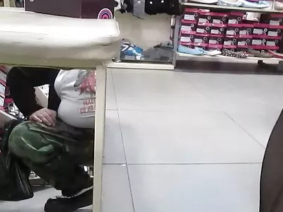 Com os olhos vendados ver um vídeo pornô brasileiro e sugando bem fundo