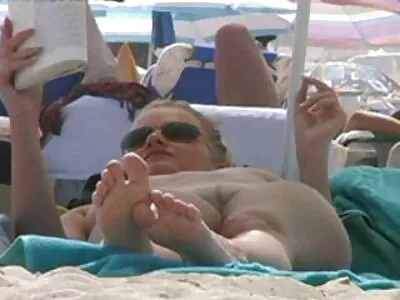 Hottie ver vídeo pornô nacional se toca e consegue uma bela haste