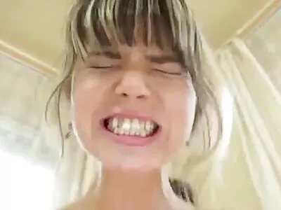 Morena sexy se masturba no ver videos de sexo brasileiro banheiro