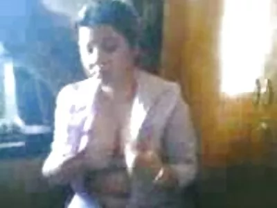 Garota adorável com corpo perfeito fazendo ver um filme pornô brasileiro sexo
