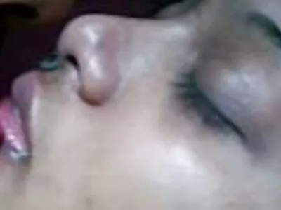 Garota com ver vídeo pornográfico brasileiro bunda incrível tomando banho sozinha