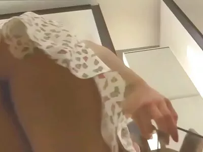Uma garota sozinha está balançando ver video porno brasileiro a bunda