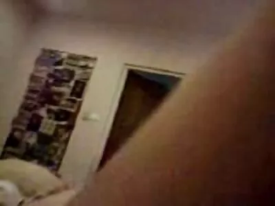 Adolescente magro de joelhos enquanto no quero ver um vídeo pornô brasileiro estilo cachorrinho