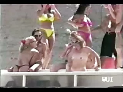 Um bebê eu quero ver um vídeo pornô brasileiro está desfilando atrás dela